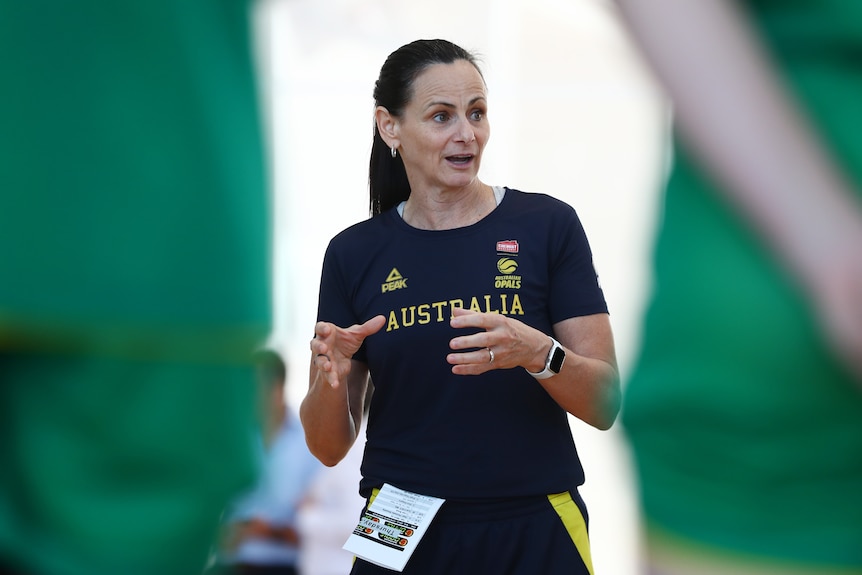 La entrenadora de baloncesto de Australia Sandy Brondello hablando con su equipo en el entrenamiento 
