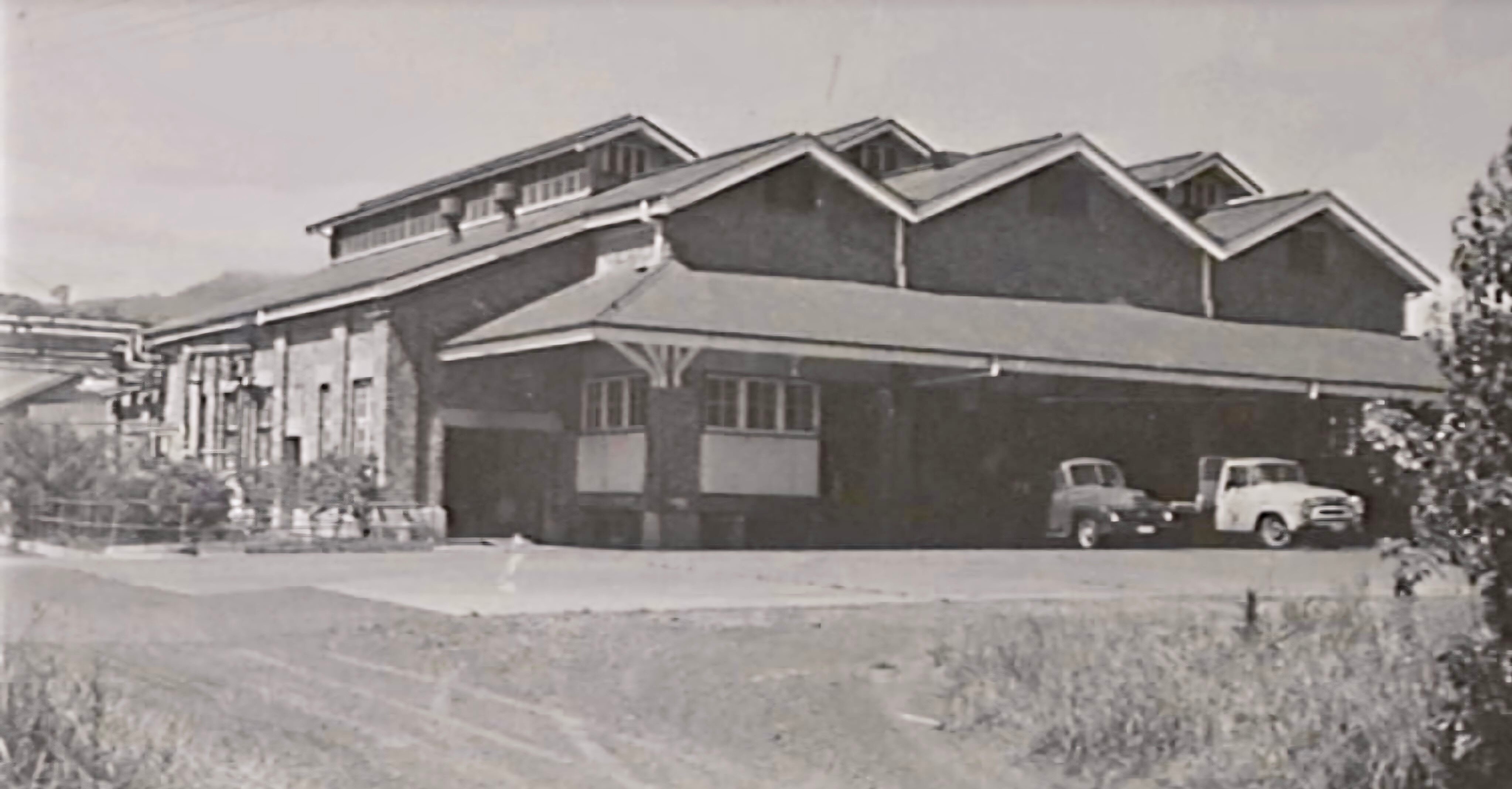 viejo edificio blanco y negro