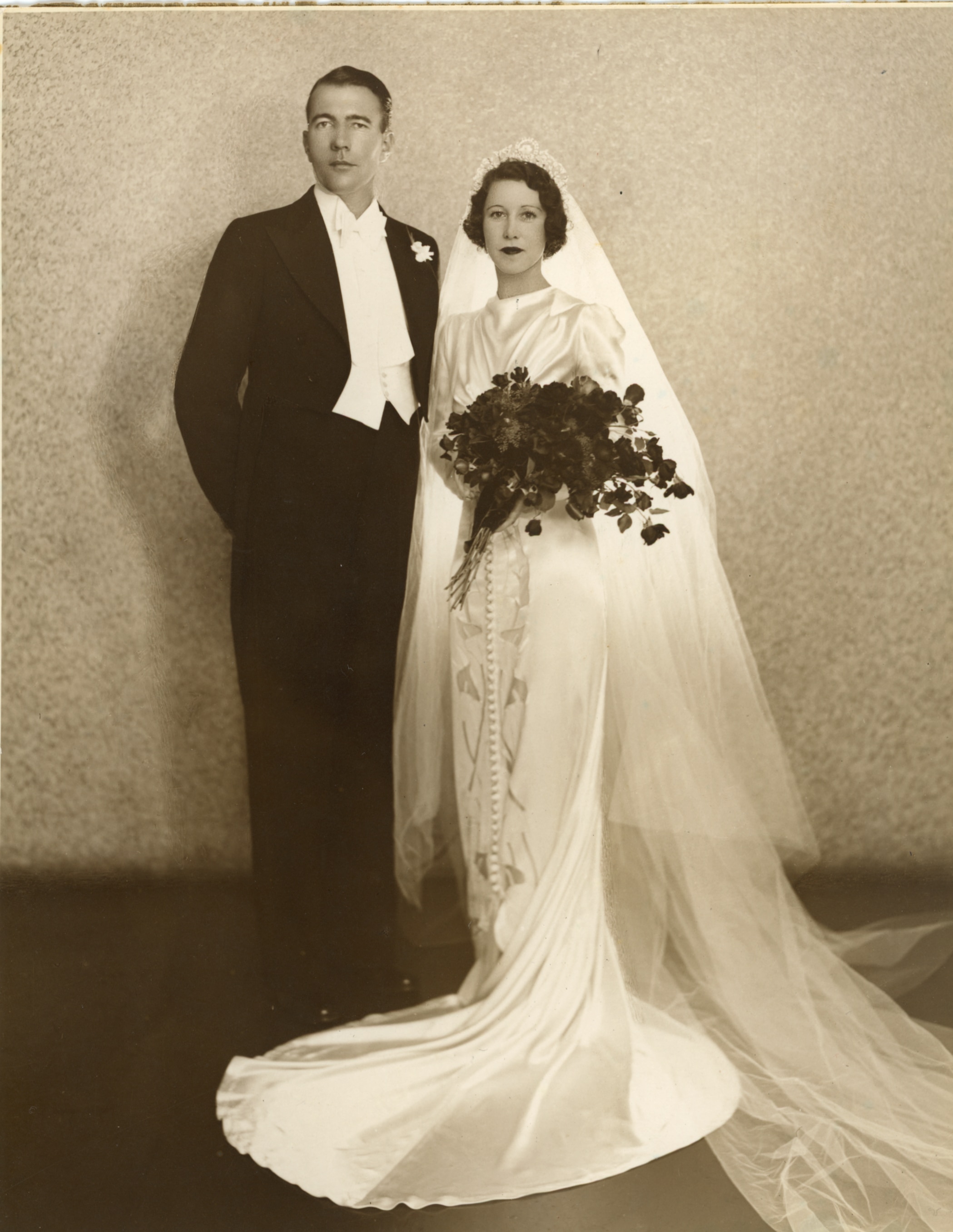 Uma fotografia em preto e branco de uma noiva e um noivo das décadas de 1930 ou 1940