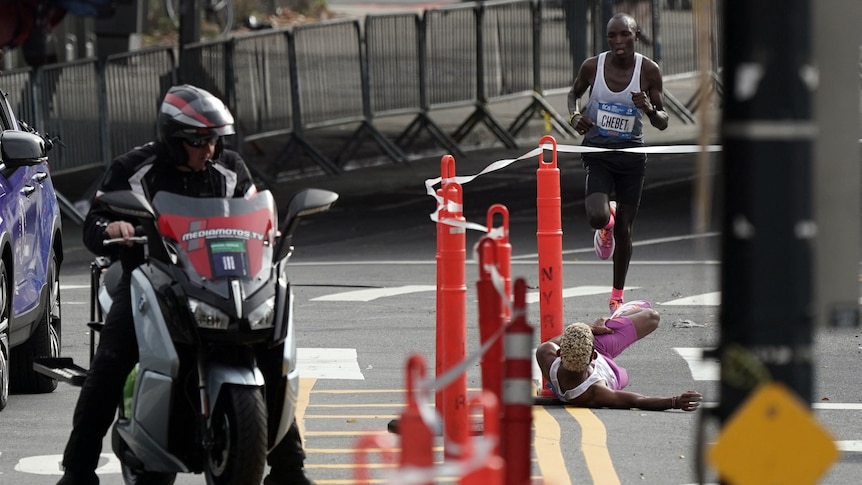 Le Kenyan Evans Chebet remporte le marathon de New York après que le coureur brésilien Daniel Do Nascimento s’est effondré alors qu’il menait