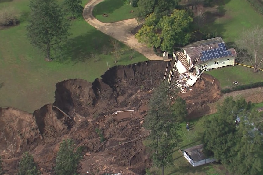 Landslide starts to swallow home in Richmond Lowlands after NSW floods