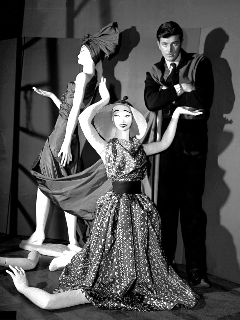 Hubert de Givenchy poses with two mannequins.