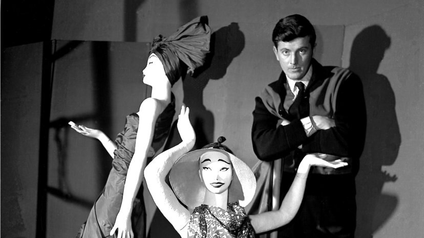 Hubert de Givenchy poses with two mannequins.