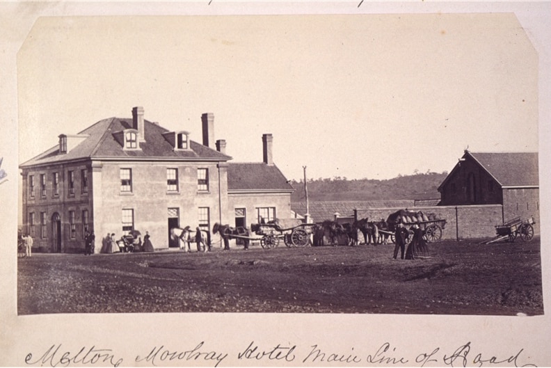An early photo of the Melton Mowbray Hotel with horse-drawn carts lined up