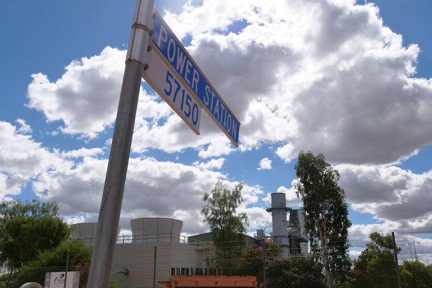 Un panneau sur une route de campagne indique une centrale électrique.