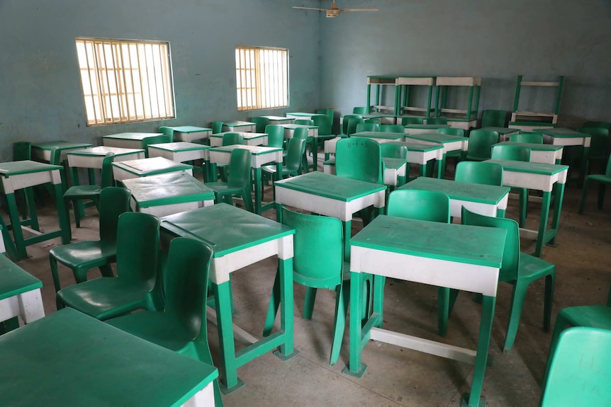 Des bureaux vert lime sont assis dans une salle de classe vide après l'attaque