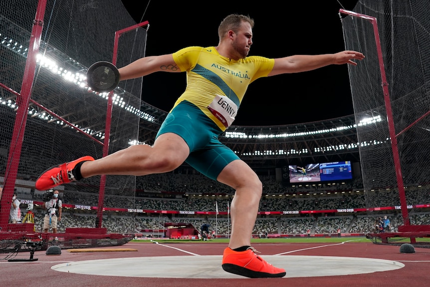 Men competing in discus event at the Olympics