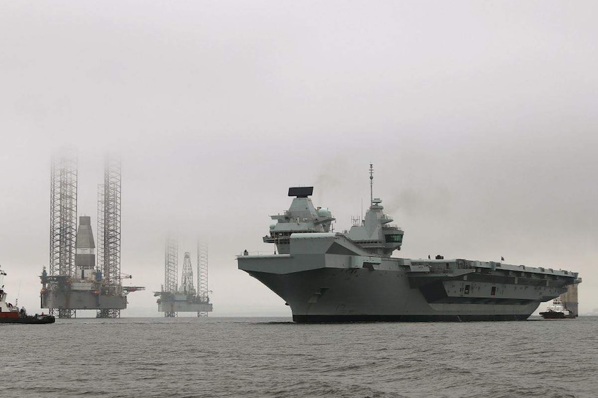 伊丽莎白女王号航母近驶过有争议的南中国海。