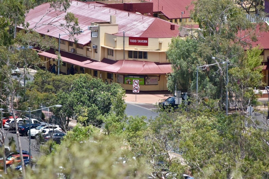 Le Todd Tavern à Alice Springs vu d'une colline.