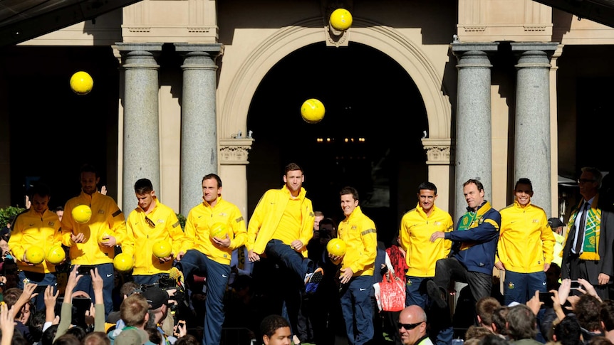 Socceroos have a kick with Sydney supporters