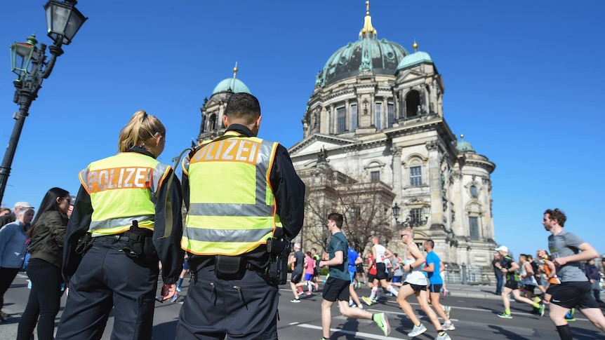 Police observe the half marathon in front of the Berlin Cathedral.