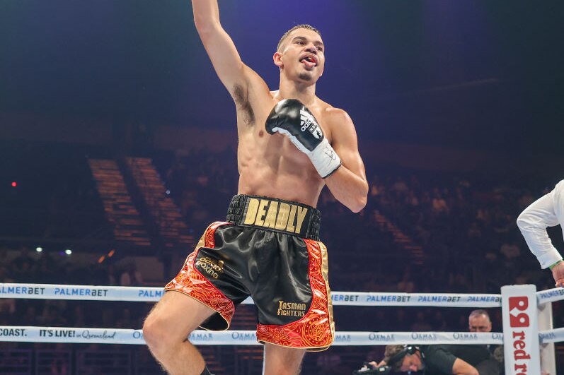 Ein Boxer feiert nach einem Kampf im Ring. 