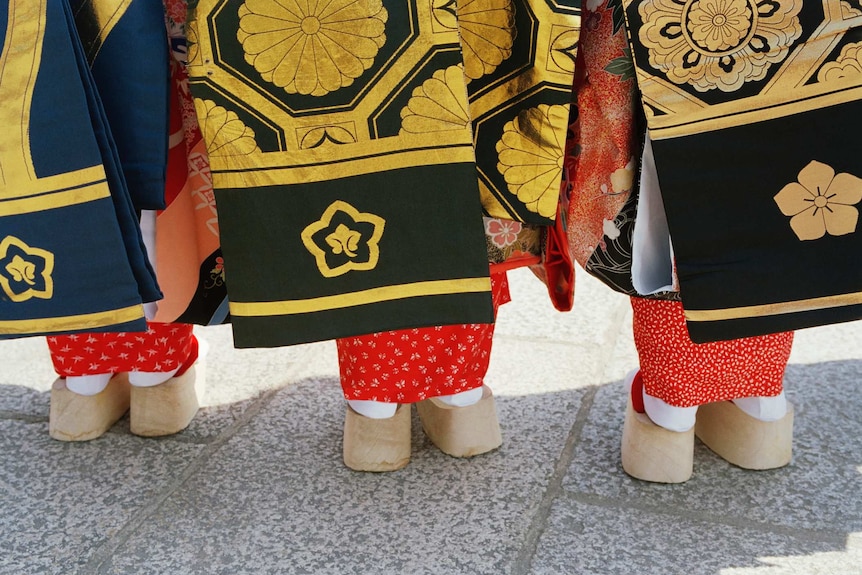 japanese women in traditional dress