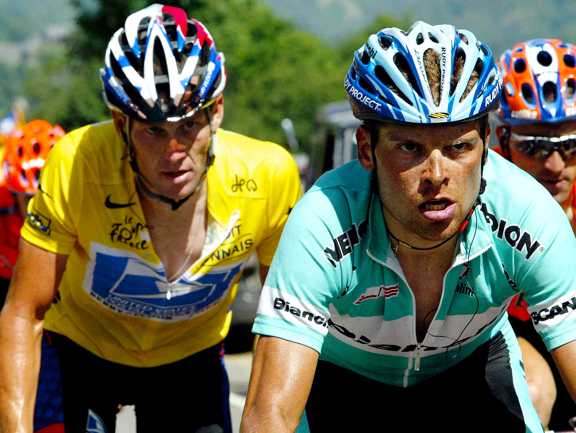 Lance Armstrong olha para Jan Ulrich