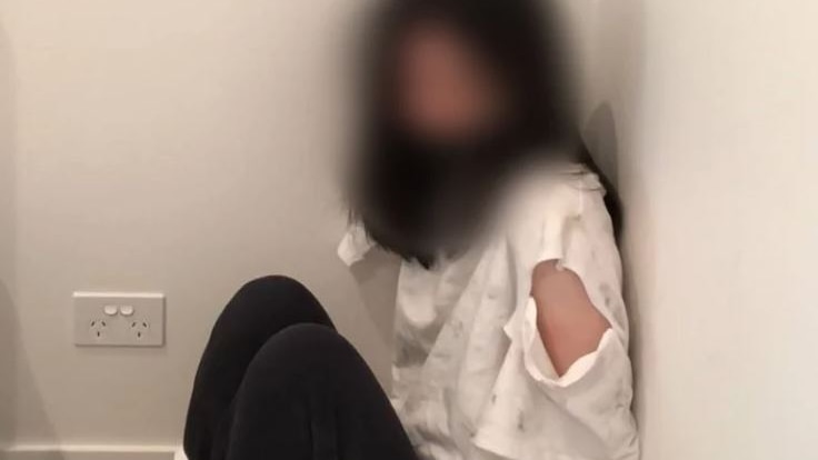 一个女人被绑起来坐在地板上
