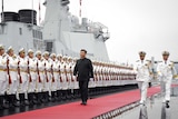 中国国家主席习近平登上检阅台，检阅参加活动的各国舰艇。