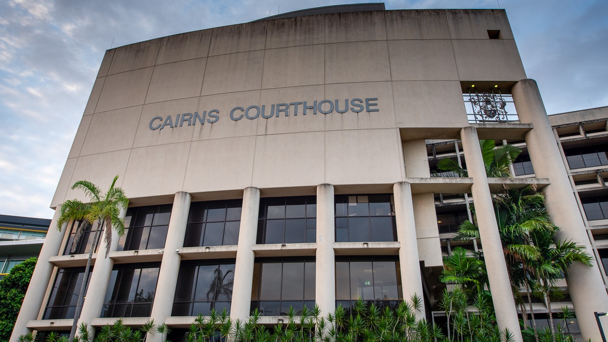Un edificio imponente con las palabras. "Palacio de Justicia de Cairns" en la fachada.