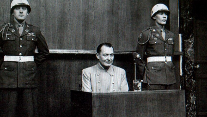 Hermann Goering duduk di persidangan Nuremberg 1946.