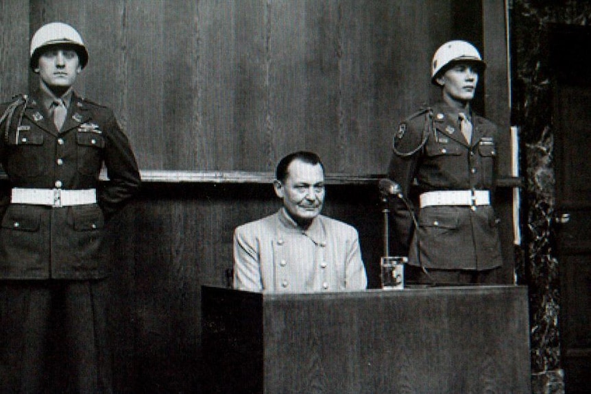 Hermann Goering duduk di persidangan Nuremberg 1946.