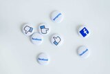 Buttons with images of thumbs up and Facebook logo.