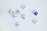 Buttons with images of thumbs up and Facebook logo.