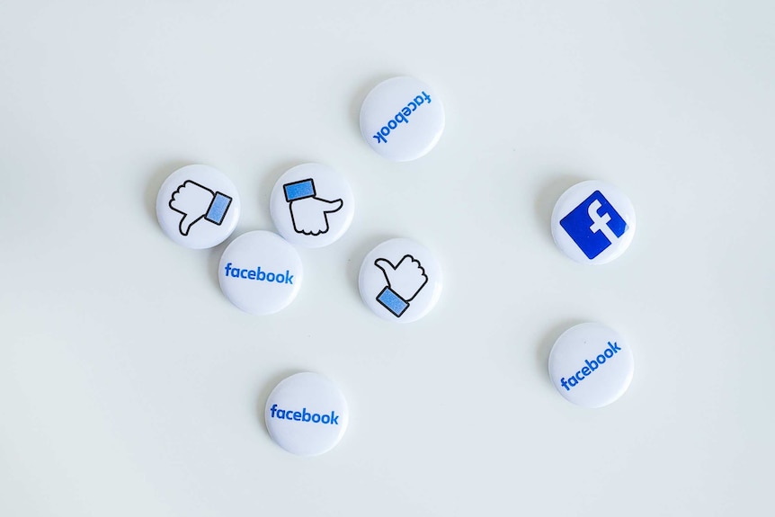 Buttons with images of thumbs up and Facebook logo.