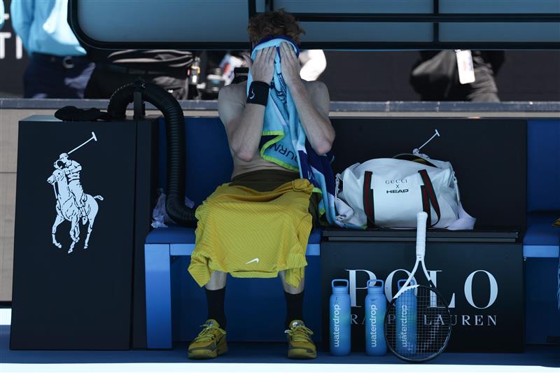 Live: Australian Open matches suspended amid extreme heat