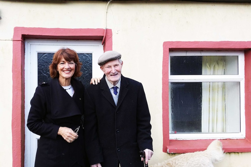 Geraldine Doogue and her cousin standing side by side.