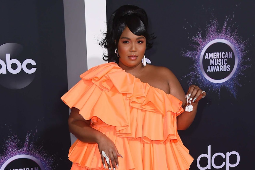 Lizzo shows off tiny handbag on the red carpet