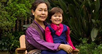 Lhakyi è seduta sulle ginocchia di sua madre Kyinzom.
