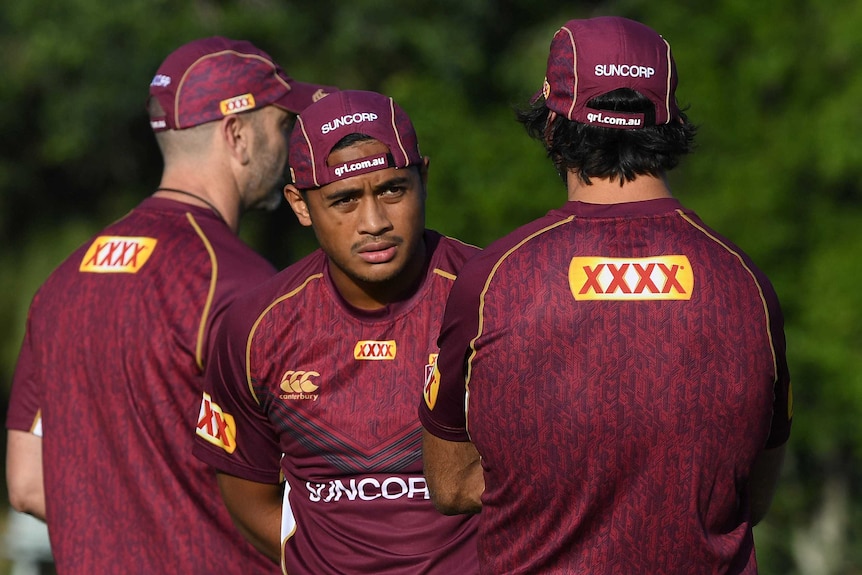 Anthony Milford (C) speaks with Johnathan Thurston at the Maroons Gold Coast training base.