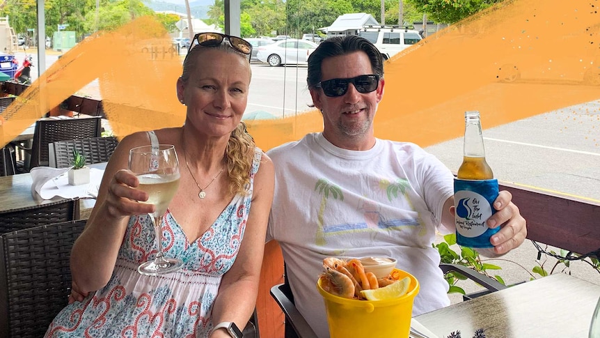 David Pell et sa femme dégustent un seau de crevettes à Port Douglas, pour un article sur l'assurance voyage domestique.