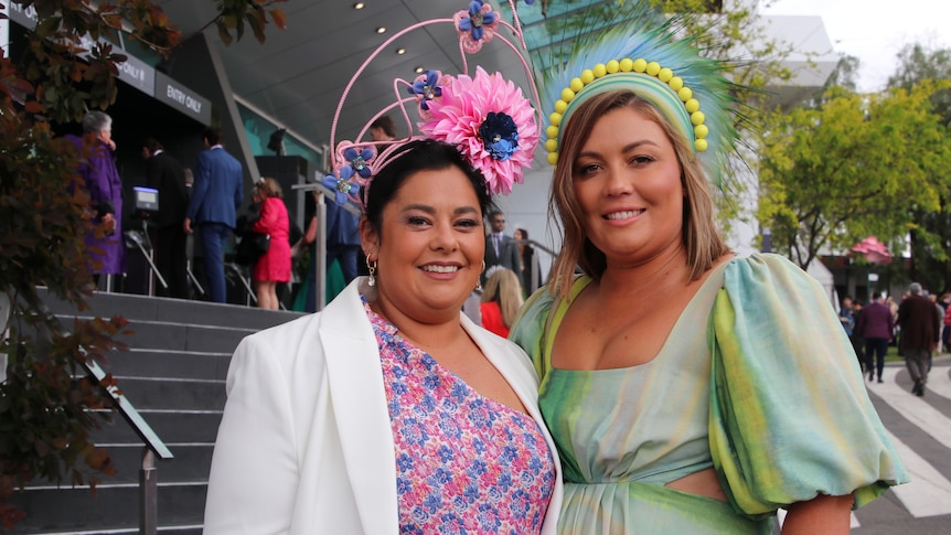 Crowds descend on Flemington Racecourse for 2022 Melbourne Cup despite predictions of rain