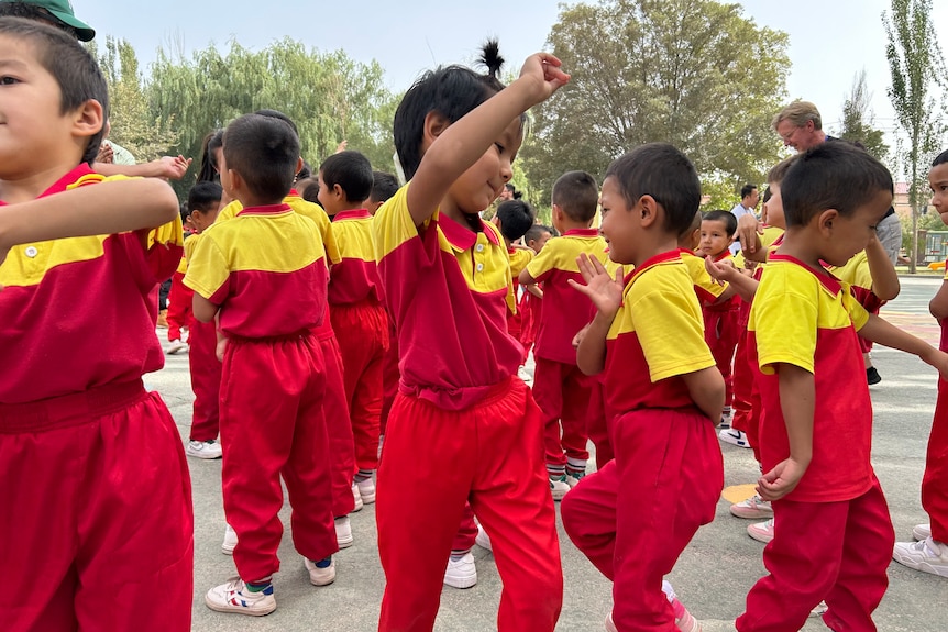 Little kids dancing 