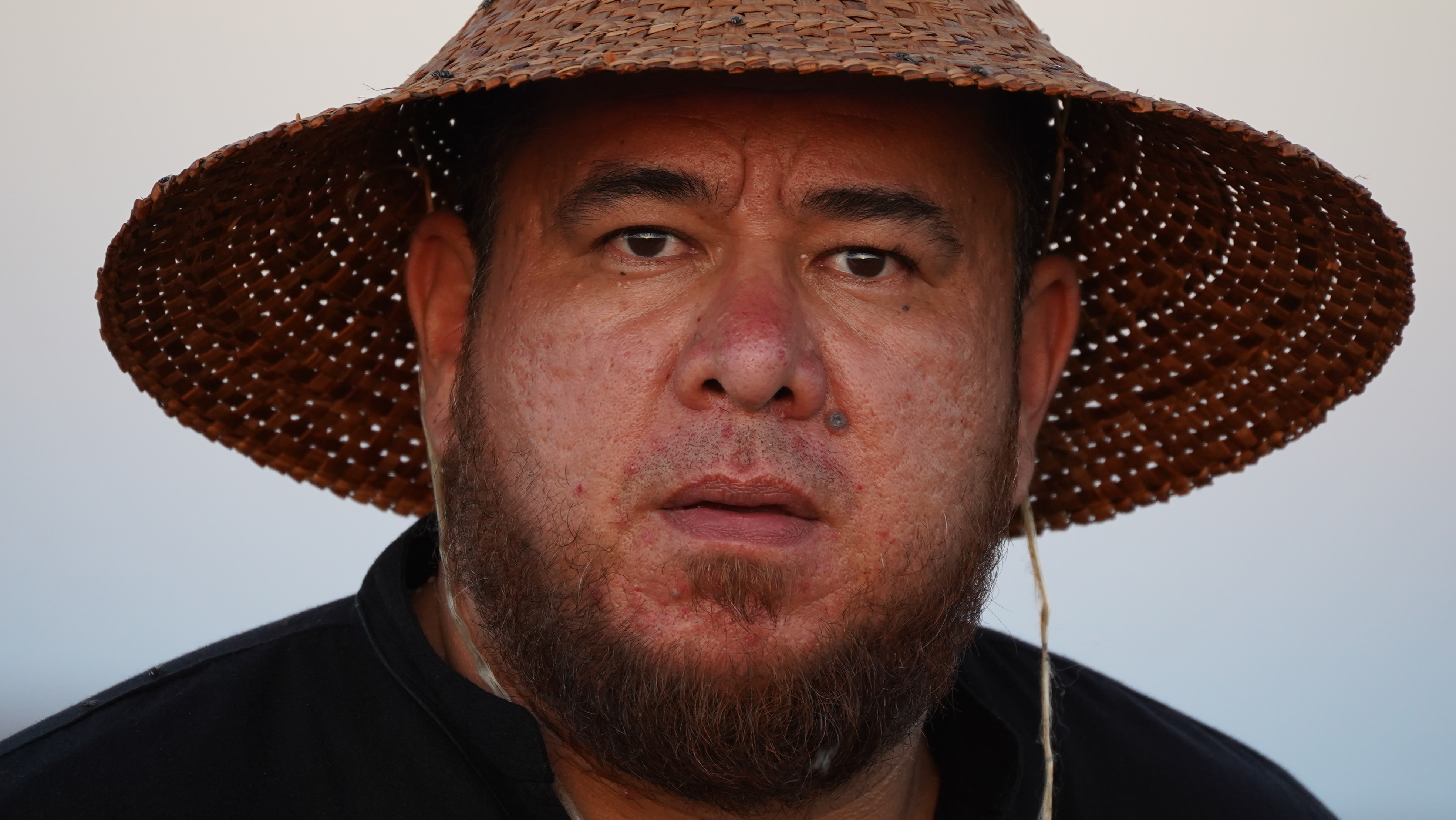 Retrato de primer plano de un hombre que llevaba un sombrero tradicional.