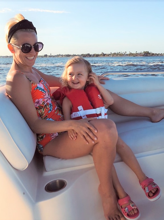 Anna Araszkiewicz with her daughter on a boat.