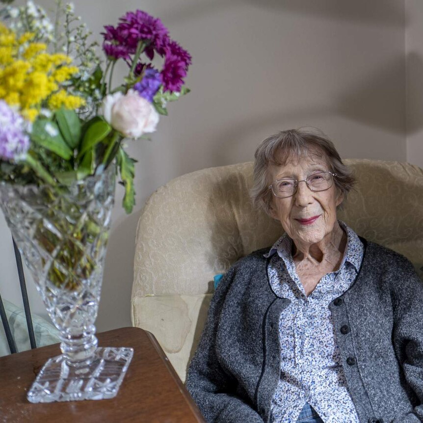 Marleen's mother Dorothea (aged 100) with the remaining vase