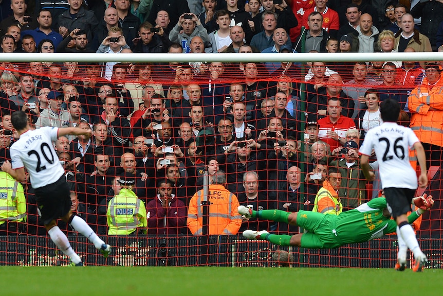 Van Persie beats Reina from the spot