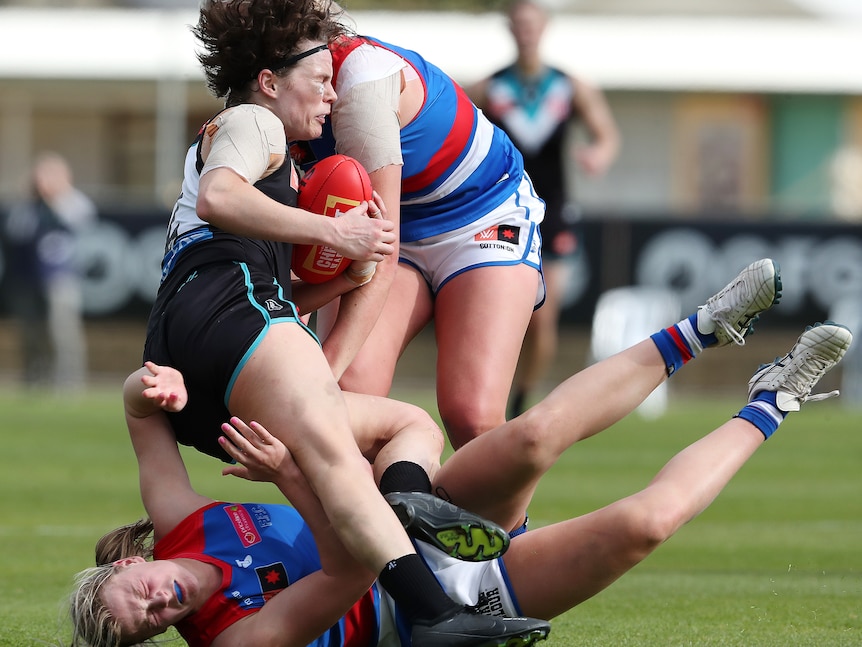 Ebony O'Dea collides with Heidi Woodley and Celine Moody. Woodley lies on the ground