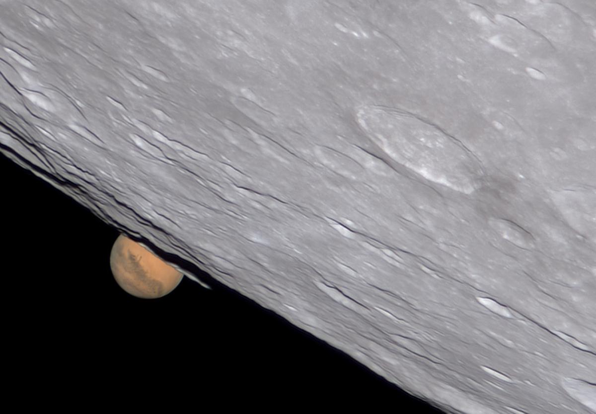 El paso de la luna frente al planeta Marte.