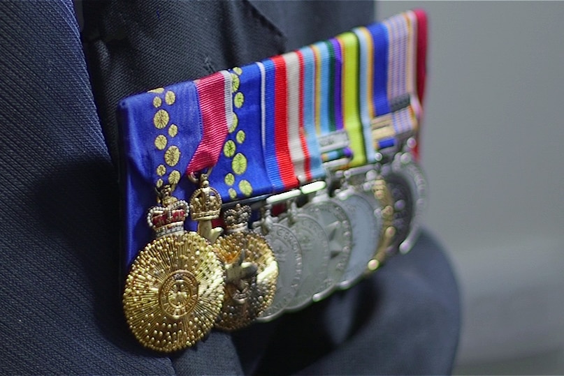 曾在澳大利亚皇家空军服役的李锦球荣获多枚勋章。
