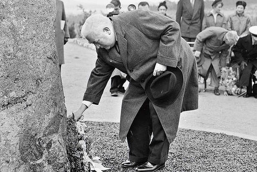 Then prime minister Robert Menzies lays a wreath at the Canberra Air Disaster memorial in 1960.