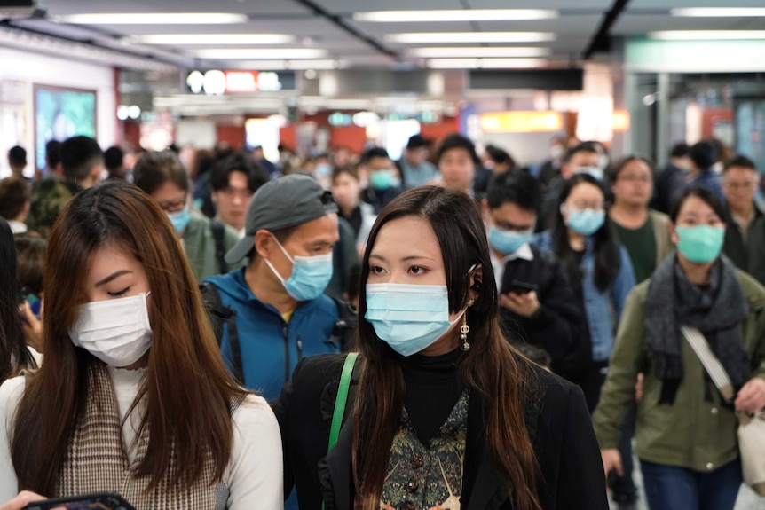 在香港机场乘客戴着口罩。