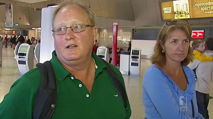 Passengers stranded as Qantas grounds flights