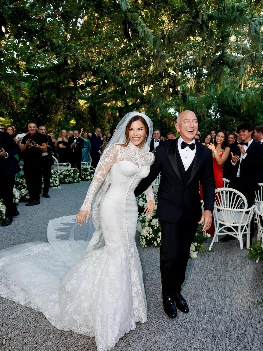 jeff bezos wife wedding dress Lauren Snchez & Photos, Details: What We Know Jeff Bezos and Lauren Sanchez's