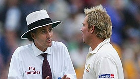 Umpire Billy Bowden explains to Shane Warne his decision to offer England bad light at The Oval.