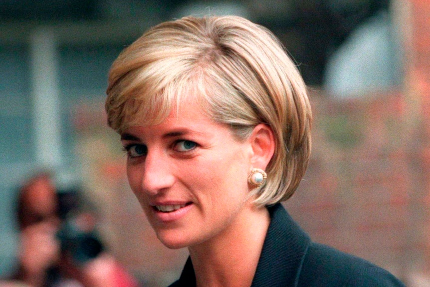 La princesa Diana luce aretes de perlas y una leve sonrisa en su rostro.