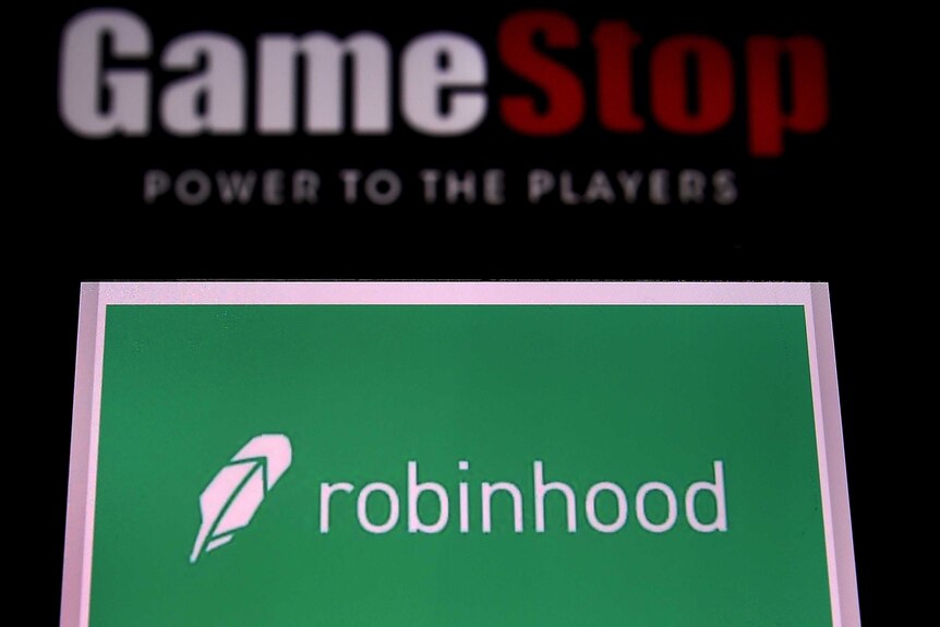 Les logos du magasin de vente au détail de jeux vidéo GameStop et de l'application commerciale Robinhood s'affichent sur un ordinateur et sur un téléphone mobile.