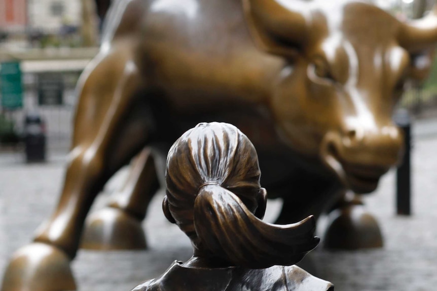 The Fearless Girl faces the Wall Street bull.