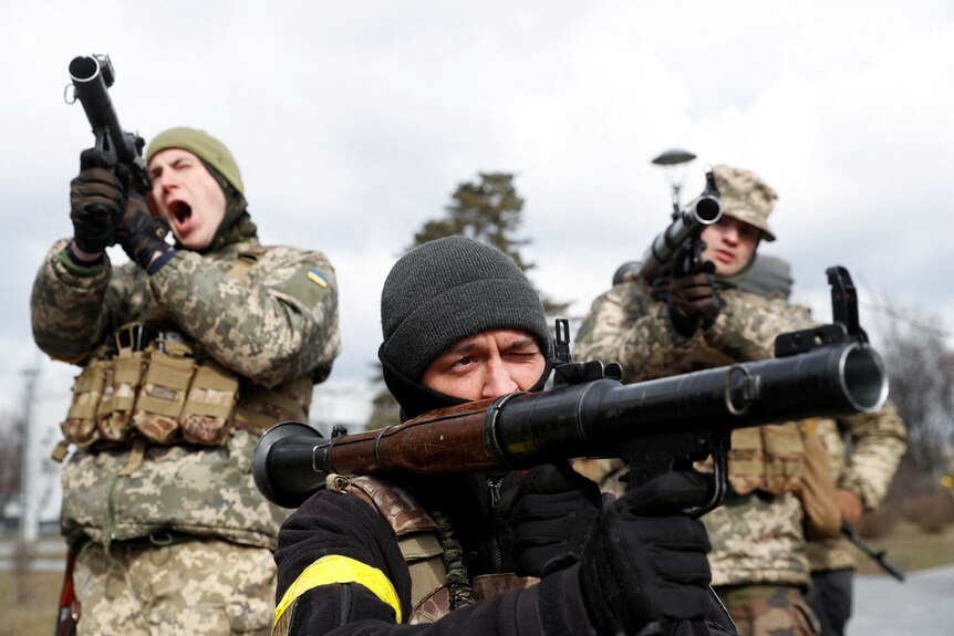 乌克兰军队新成员在军事演习中学习如何操作 RPG-7 反坦克发射器